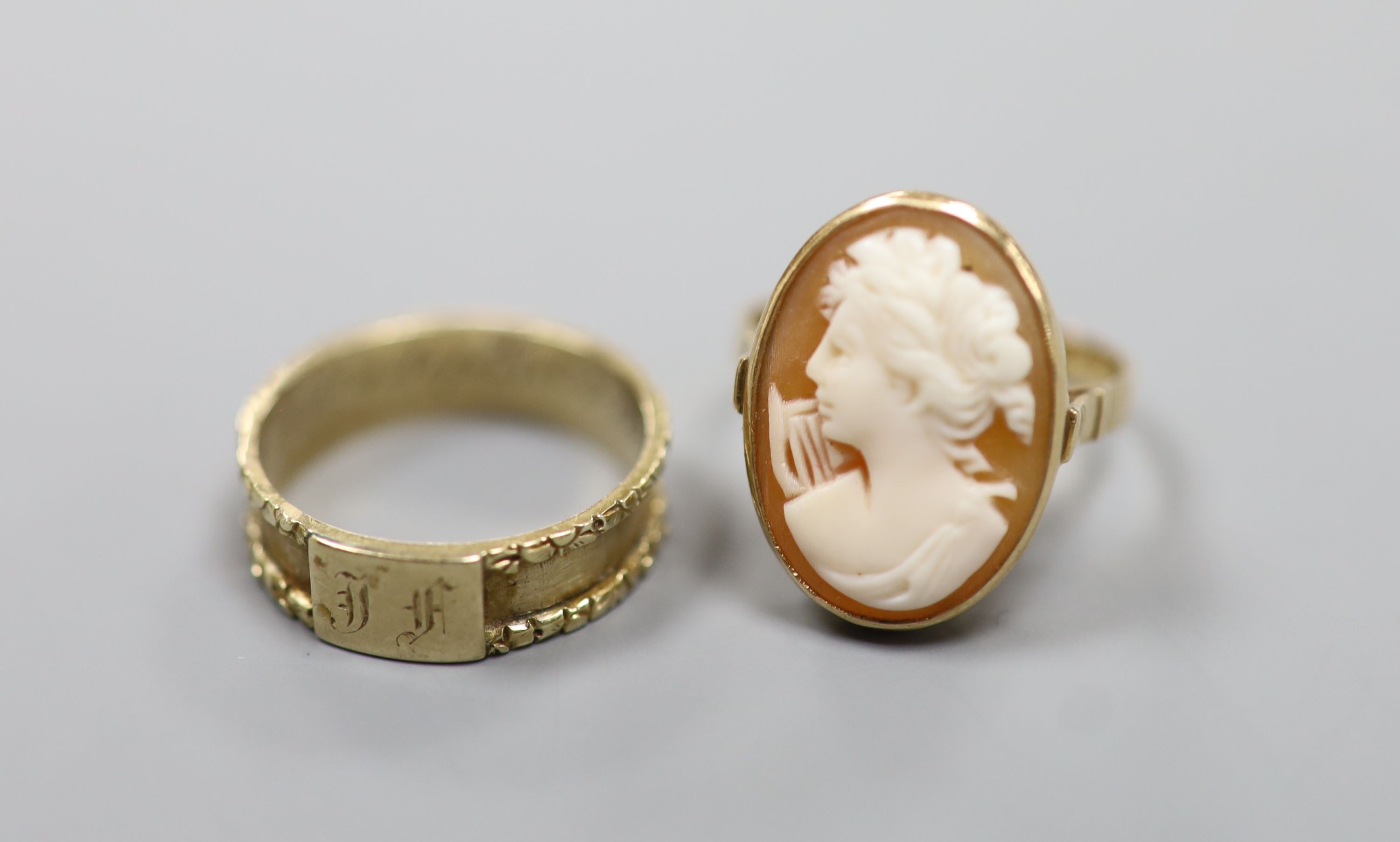 A William IV yellow metal mourning ring (lacking black enamel), with engraved initial and inscription, size M, 2.2 grams and a modern 14k and oval cameo shell ring, gross 3.2 grams.